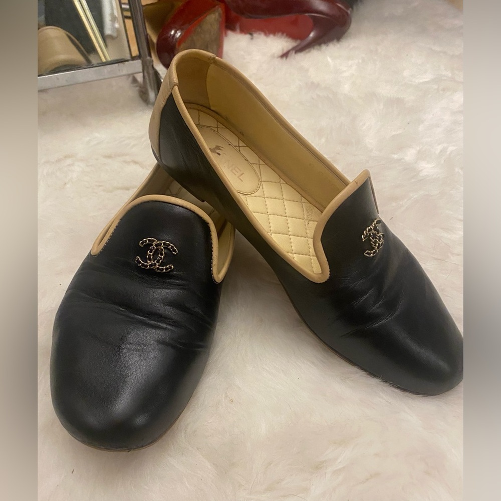 Chanel Black and Cream Loafers with logo - Picture 4 of 16